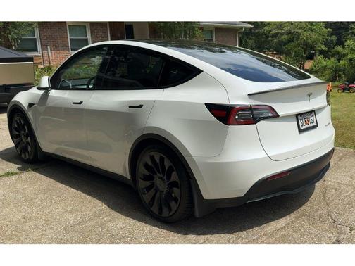 Pearl White Multi-Coat 2023 Tesla Model Y Performance
