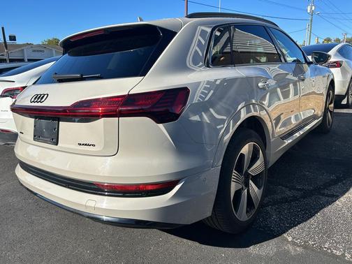 2022 Audi e-tron Premium Plus