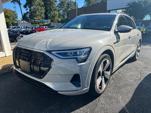 2022 Audi e-tron Premium Plus