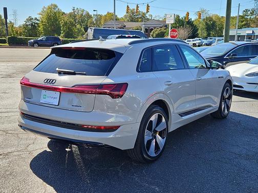 2022 Audi e-tron Premium Plus