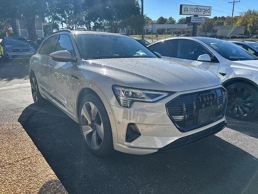 2022 Audi e-tron Premium Plus