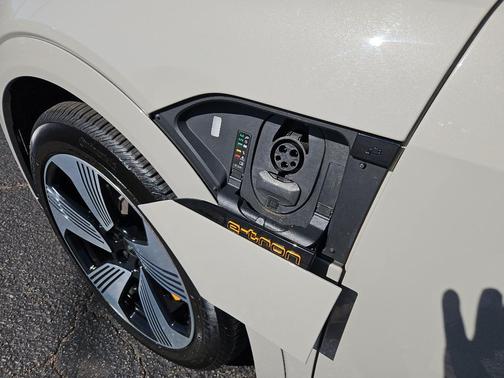 2022 Audi e-tron Premium Plus