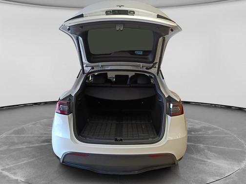 Pearl White Multi-Coat 2023 Tesla Model Y Long Range