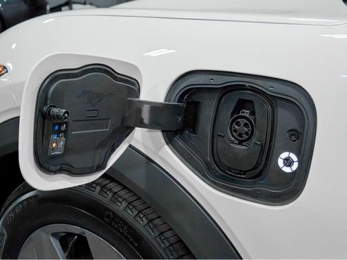 Star White Metallic Tri-Coat 2023 Ford Mustang Mach-E Select