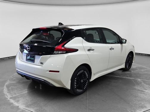 Super Black/Pearl White 2024 Nissan Leaf SV PLUS