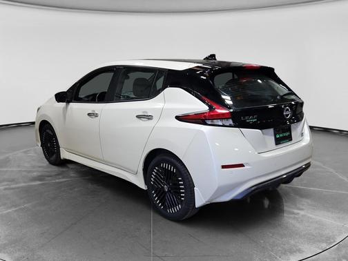 Super Black/Pearl White 2024 Nissan Leaf SV PLUS
