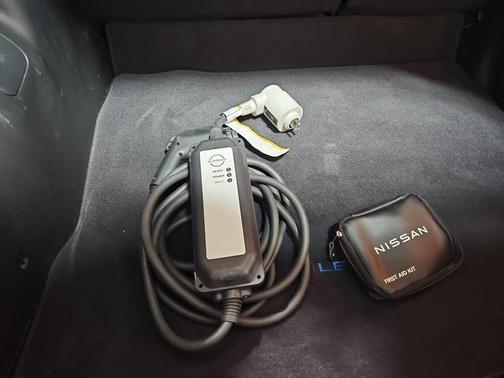 Super Black/Pearl White 2024 Nissan Leaf SV PLUS