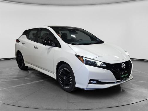 Super Black/Pearl White 2024 Nissan Leaf SV PLUS