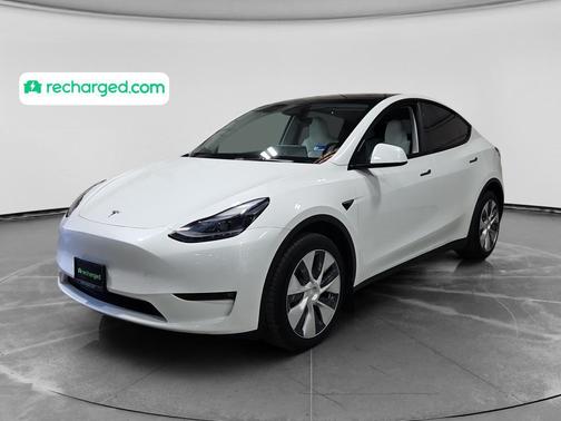 Pearl White Multi-Coat 2024 Tesla Model Y Long Range