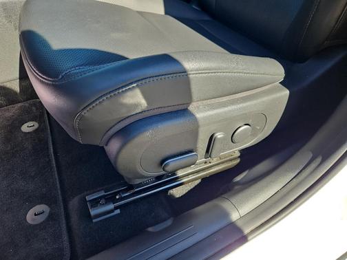 Atlas White 2024 Hyundai KONA EV Limited
