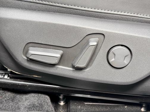Snow White Pearl 2024 Kia Niro EV Wave
