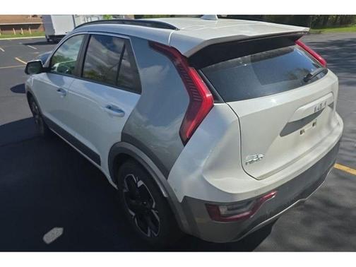 Snow White Pearl 2023 Kia Niro EV Wave