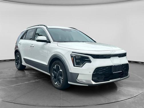 Snow White Pearl 2023 Kia Niro EV Wave