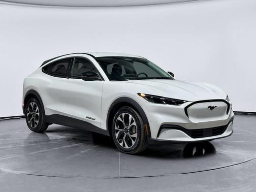 Star White Metallic Tri-Coat 2024 Ford Mustang Mach-E Select