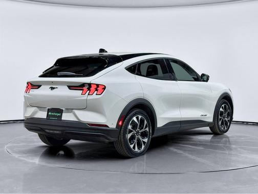 Star White Metallic Tri-Coat 2024 Ford Mustang Mach-E Select