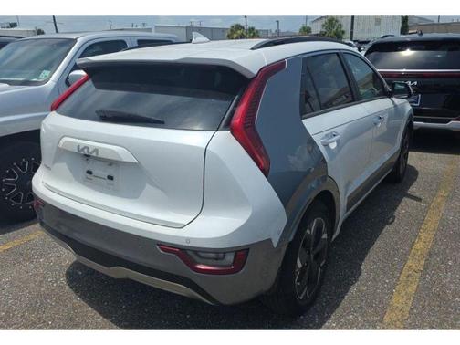 Snow White Pearl 2023 Kia Niro EV Wave