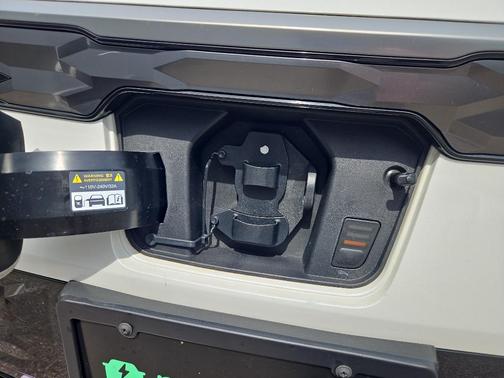 Snow White Pearl 2023 Kia Niro EV Wave