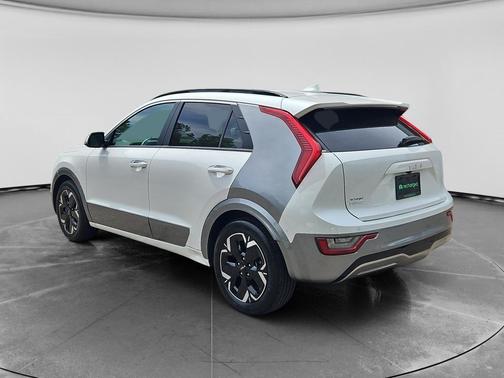 Snow White Pearl 2023 Kia Niro EV Wave