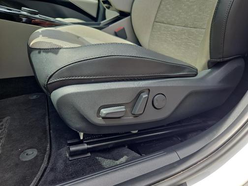 Snow White Pearl 2023 Kia Niro EV Wave