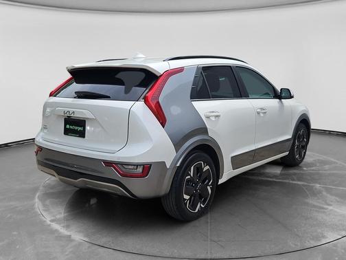 Snow White Pearl 2023 Kia Niro EV Wave