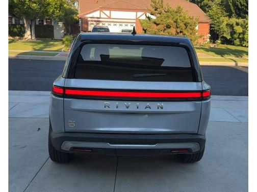 LA Silver 2024 Rivian R1S Adventure