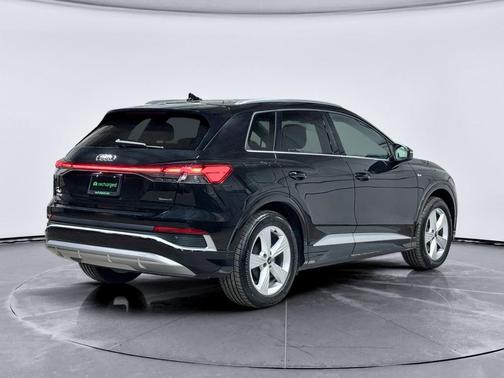 Mythos Black Metallic 2024 Audi Q4 e-tron Premium Plus