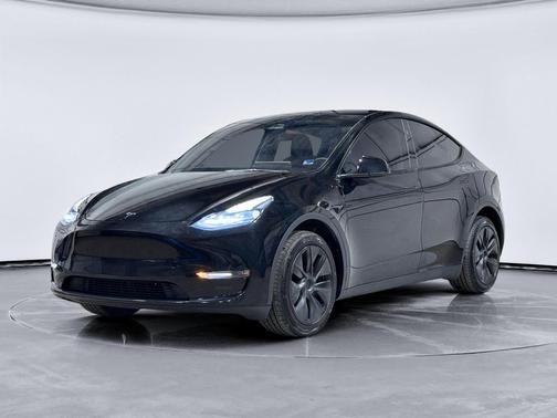 Pearl White Multi-Coat 2024 Tesla Model Y Long Range