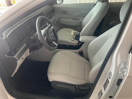 Atlas White 2024 Hyundai KONA EV SE
