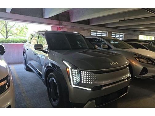 Pebble Gray 2024 Kia EV9 Land