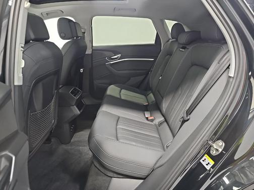 Mythos Black Metallic 2021 Audi e-tron Premium