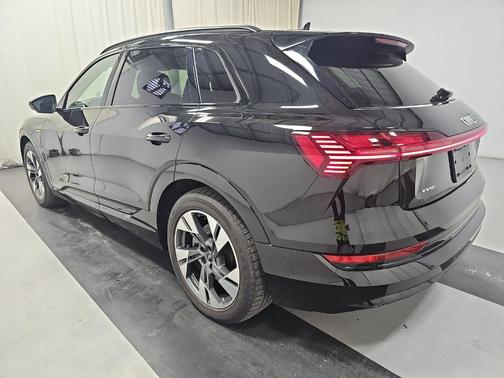 Mythos Black Metallic 2021 Audi e-tron Premium