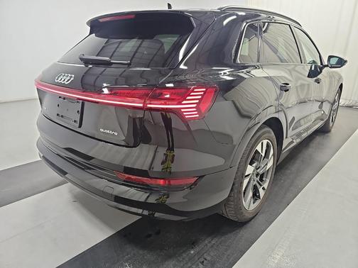 Mythos Black Metallic 2021 Audi e-tron Premium