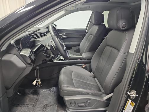 Mythos Black Metallic 2021 Audi e-tron Premium