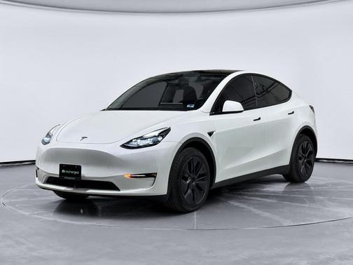 Pearl White Multi-Coat 2025 Tesla Model Y Long Range
