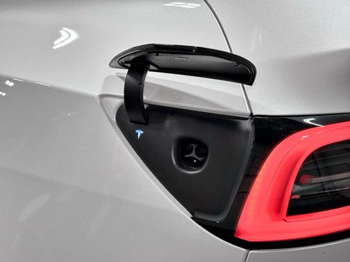 Pearl White Multi-Coat 2025 Tesla Model Y Long Range