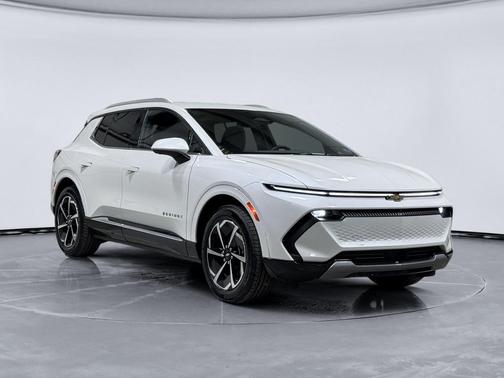 Iridescent Pearl Tricoat 2024 Chevrolet Equinox EV 2LT