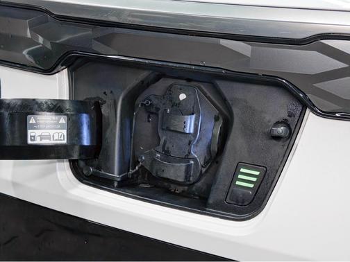 Snow White Pearl 2023 Kia Niro EV Wave