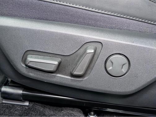 Snow White Pearl 2023 Kia Niro EV Wave