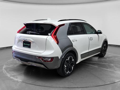 Snow White Pearl 2023 Kia Niro EV Wave