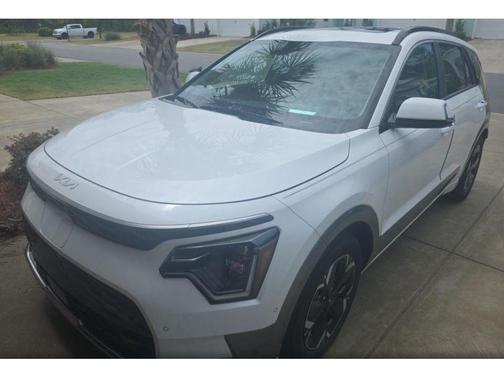 Snow White Pearl 2023 Kia Niro EV Wave