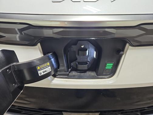 Snow White Pearl 2023 Kia Niro EV Wave