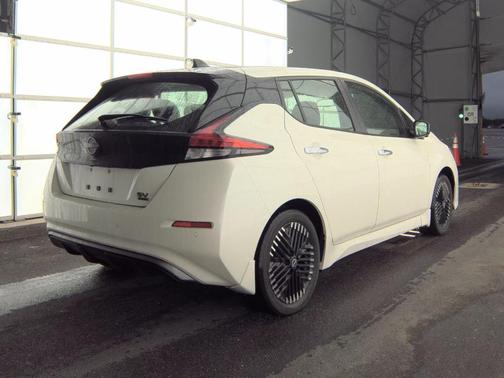 Super Black/Pearl White 2023 Nissan Leaf SV PLUS
