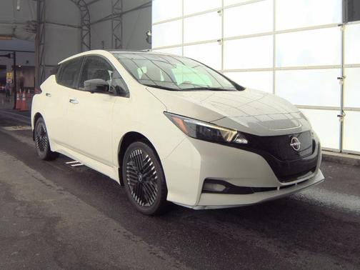 Super Black/Pearl White 2023 Nissan Leaf SV PLUS
