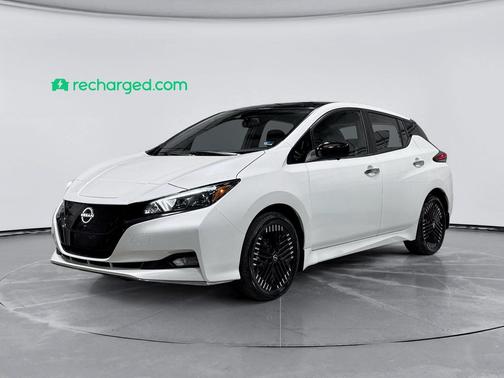 Super Black/Pearl White 2023 Nissan Leaf SV PLUS 60 kWh