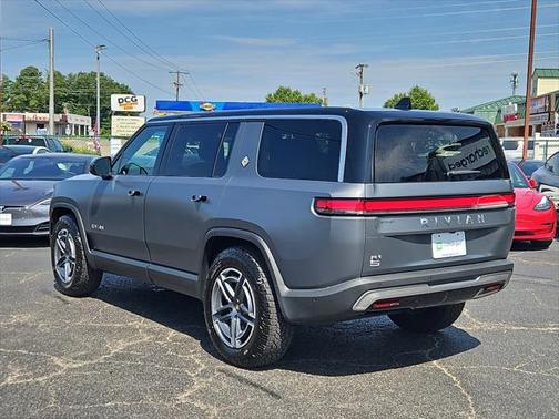 2025 Rivian R1S Adventure