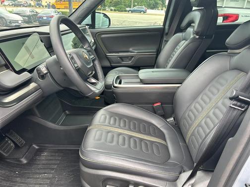 2025 Rivian R1S Adventure