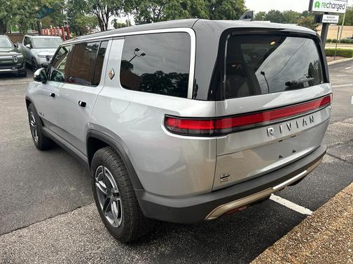 2025 Rivian R1S Adventure