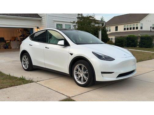 Pearl White Multi-Coat 2023 Tesla Model Y Long Range