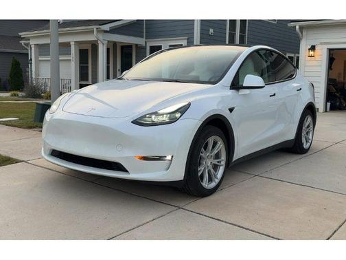 Pearl White Multi-Coat 2023 Tesla Model Y Long Range