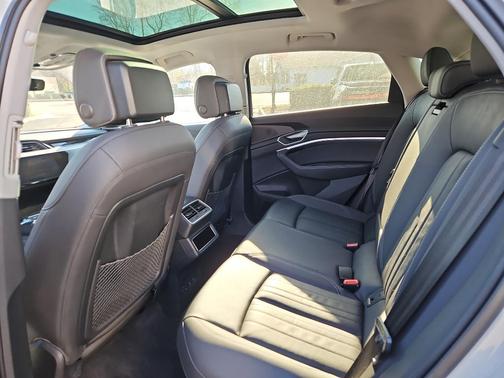 2022 Audi e-tron Sportback S line Premium